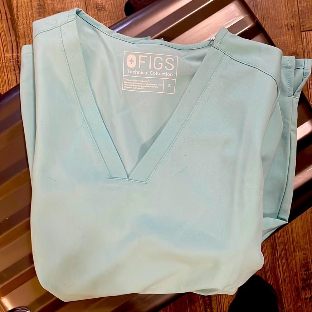 Size small figs aqua top